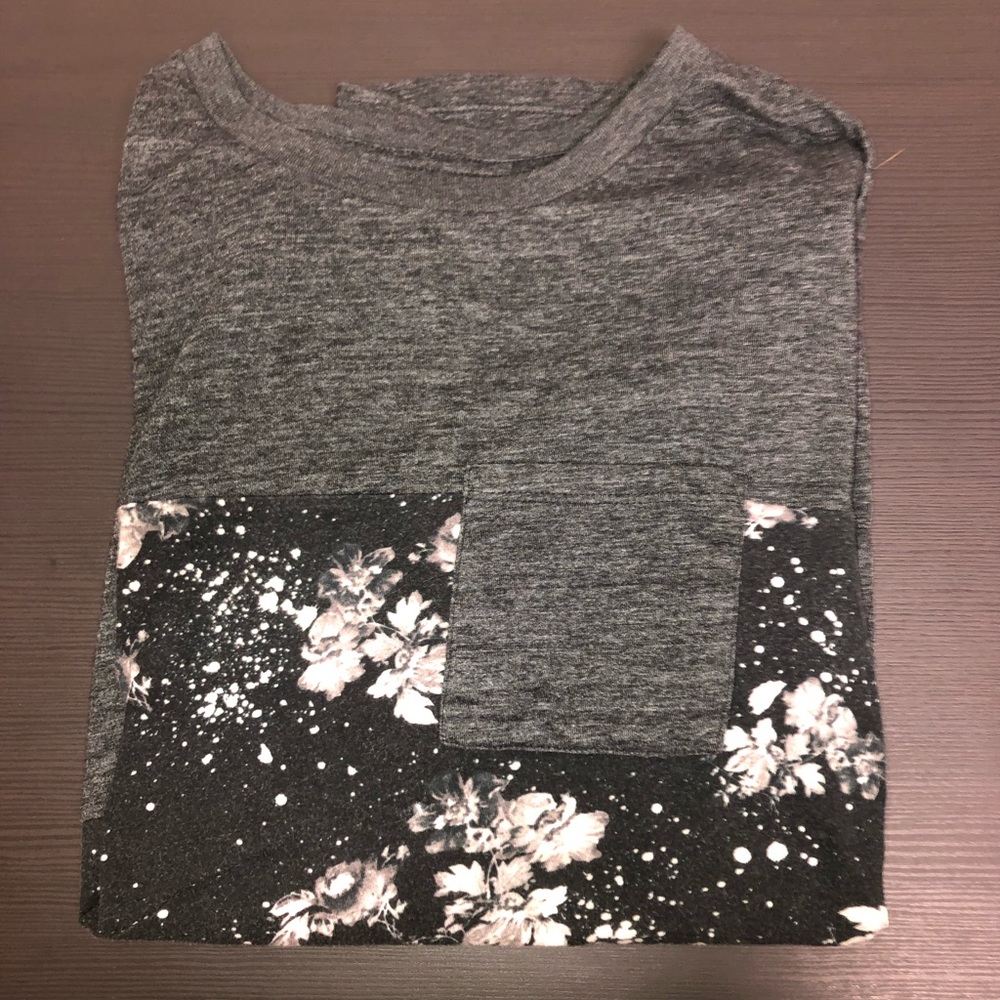 SALE! ⭐️ Grey and black floral pocket tee